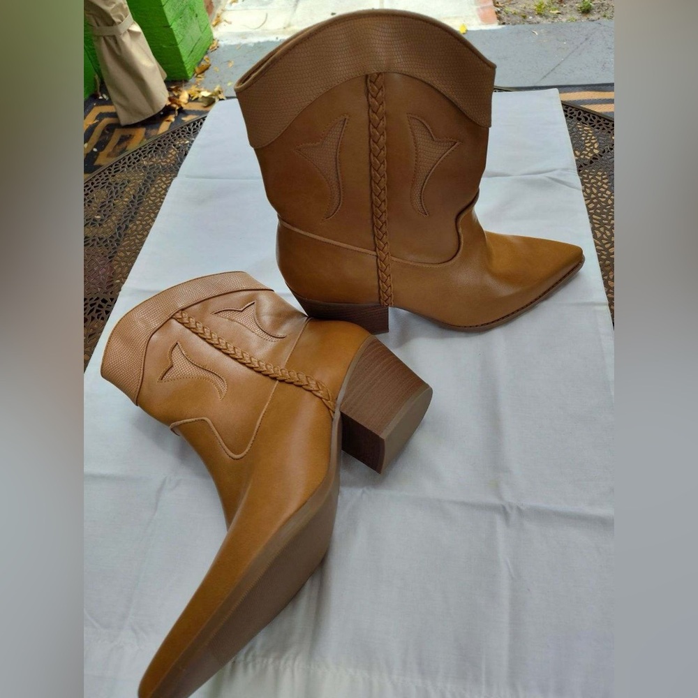 Universal Thread Western Pointed Toe Boots